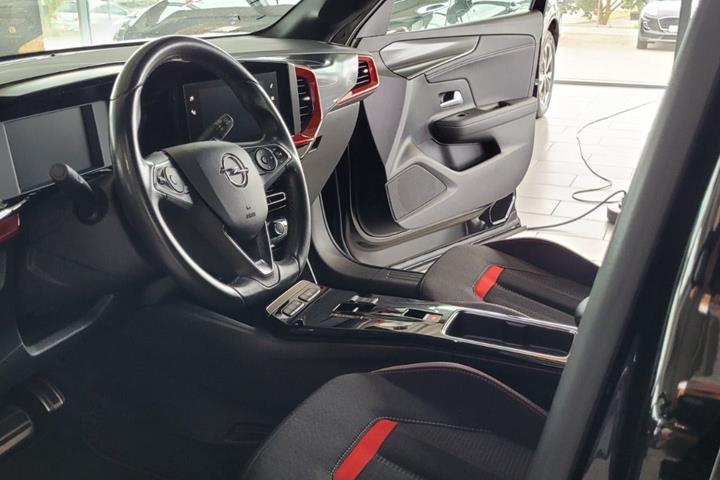Sort Opel Mokka-e fra 2021