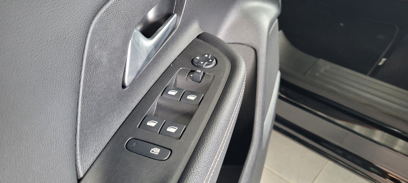 Sort Opel Mokka-e fra 2021