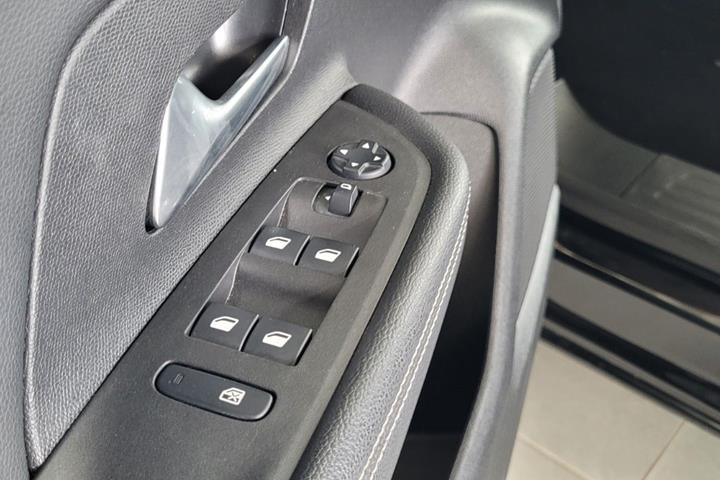 Sort Opel Mokka-e fra 2021