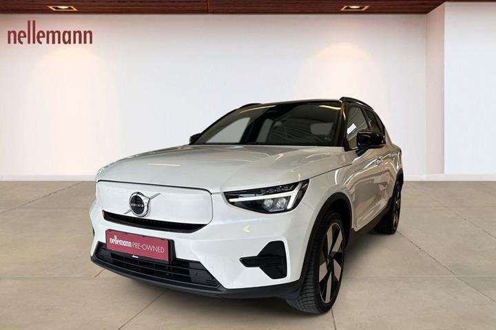 Hvid Volvo XC40 fra 2023 set udefra