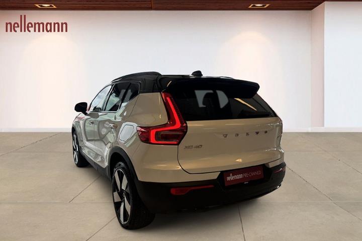 Hvid Volvo XC40 fra 2023