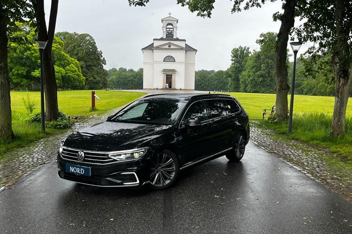 Sort VW Passat fra 2021 set udefra
