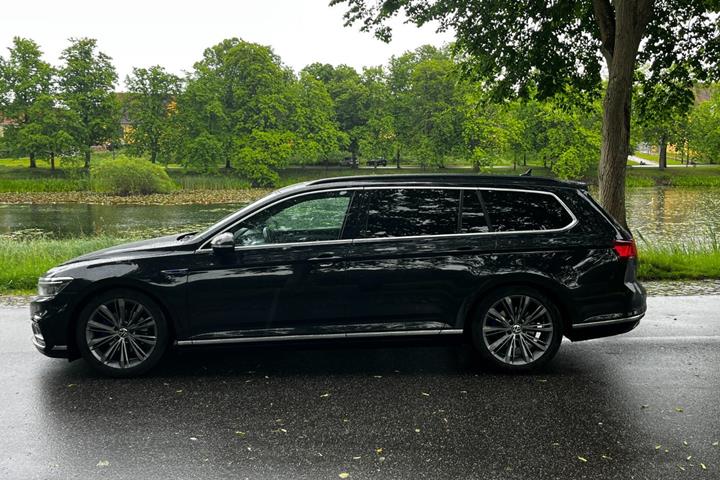 Sort VW Passat fra 2021