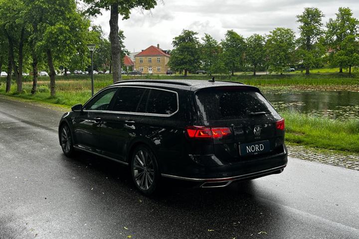 Sort VW Passat fra 2021