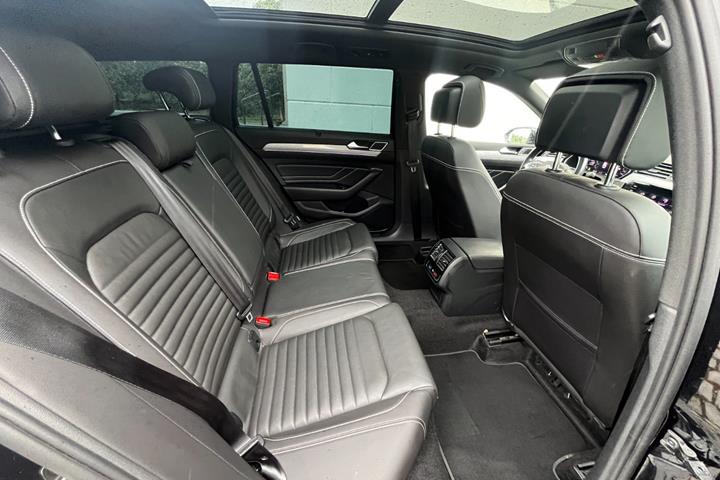 Sort VW Passat fra 2021