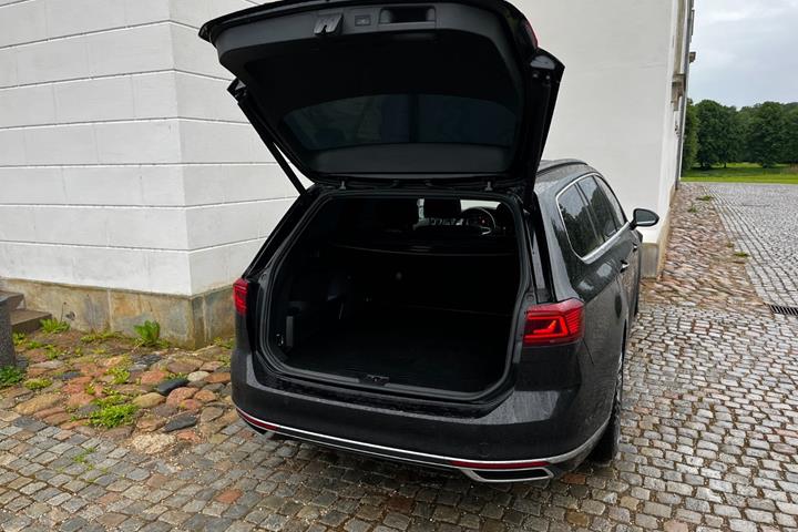 Sort VW Passat fra 2021