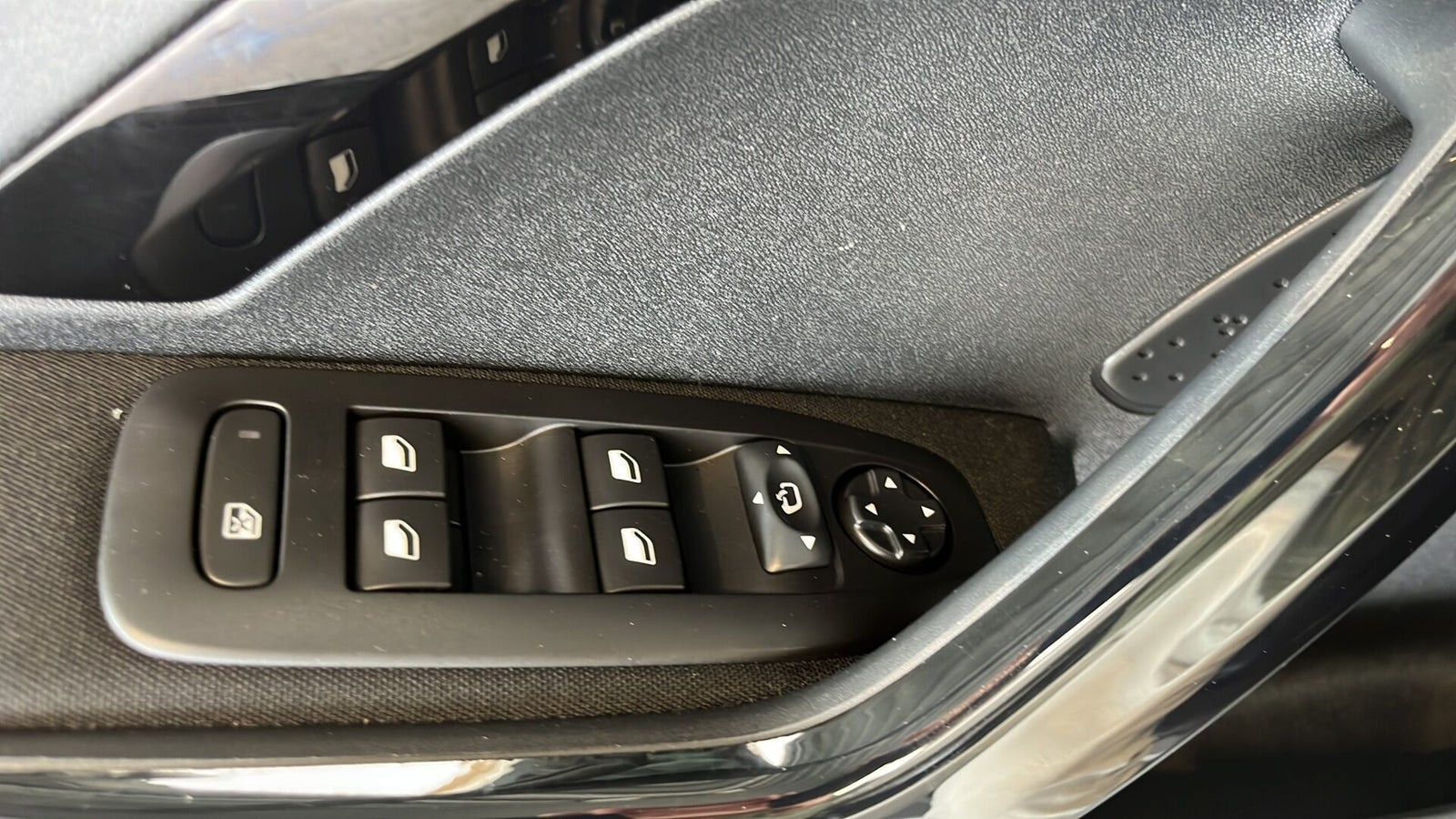 Grå Peugeot 208 fra 2018
