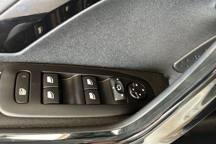 Grå Peugeot 208 fra 2018