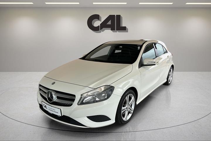 Hvid Mercedes A200 fra 2013 set udefra