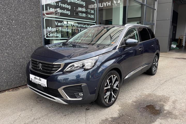 Blå Peugeot 5008 fra 2018 set udefra
