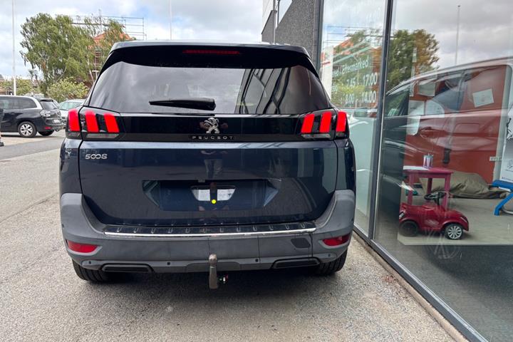 Blå Peugeot 5008 fra 2018