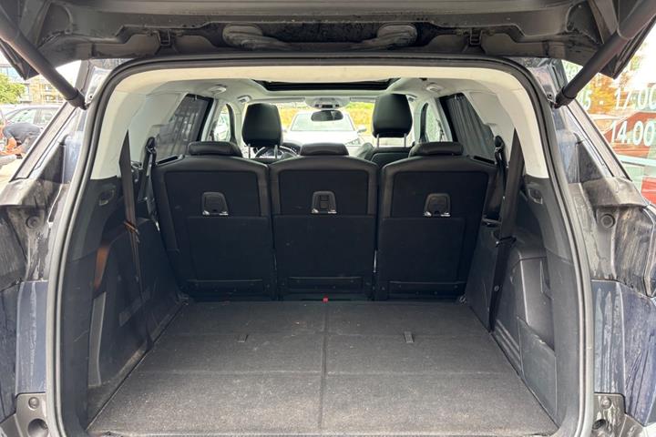 Blå Peugeot 5008 fra 2018