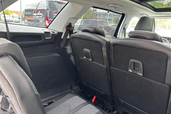Blå Peugeot 5008 fra 2018