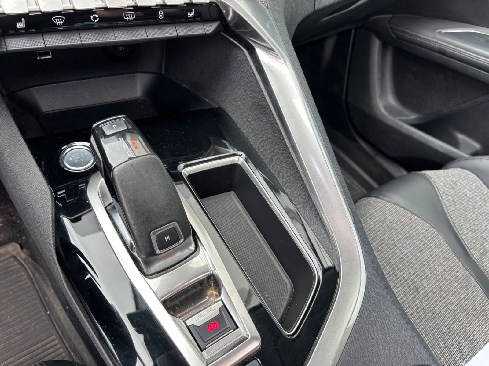 Blå Peugeot 5008 fra 2018
