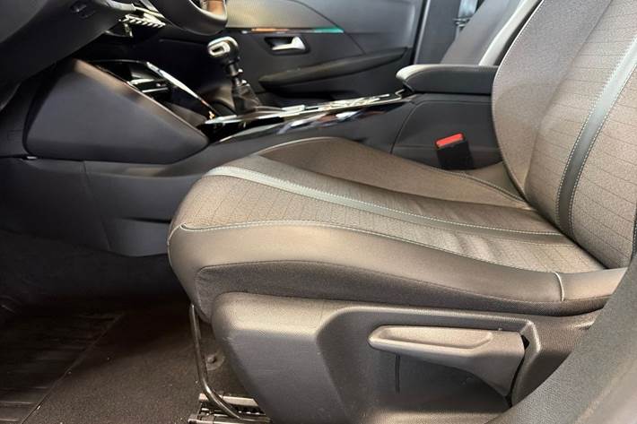 Sølv Peugeot 208 fra 2023