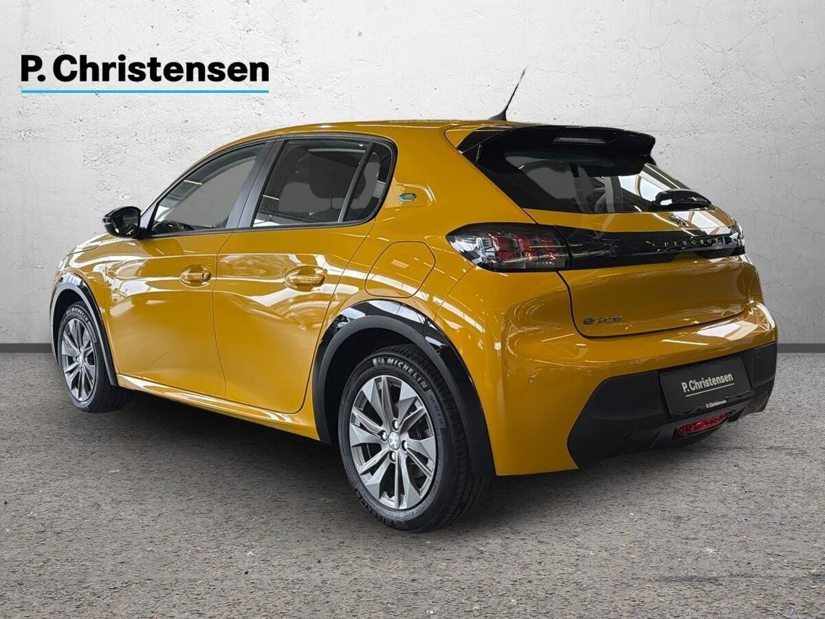 Gul Peugeot e-208 fra 2023