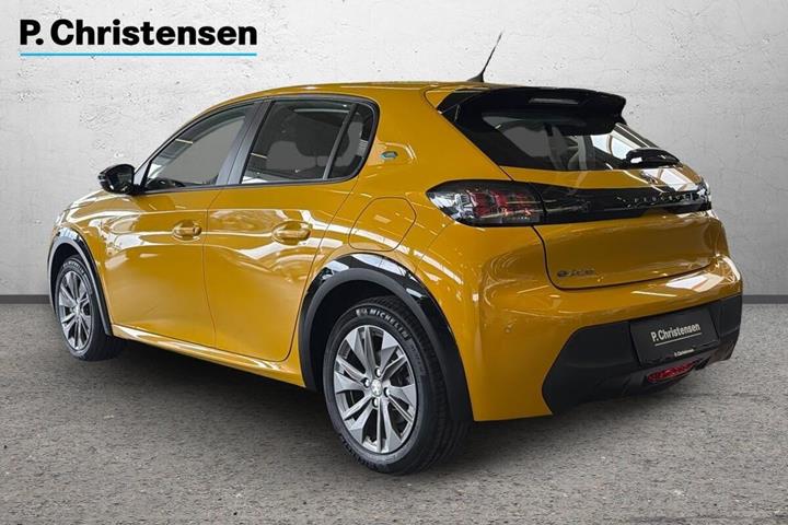 Gul Peugeot e-208 fra 2023