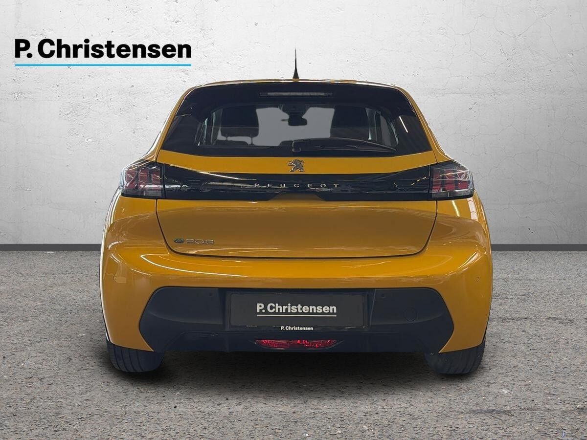 Gul Peugeot e-208 fra 2023