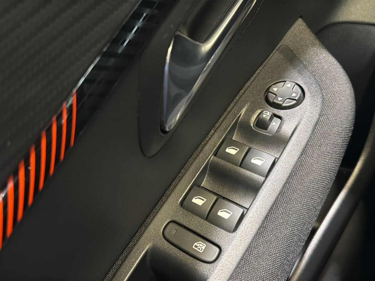 Gul Peugeot e-208 fra 2023