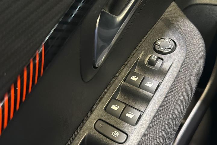 Gul Peugeot e-208 fra 2023