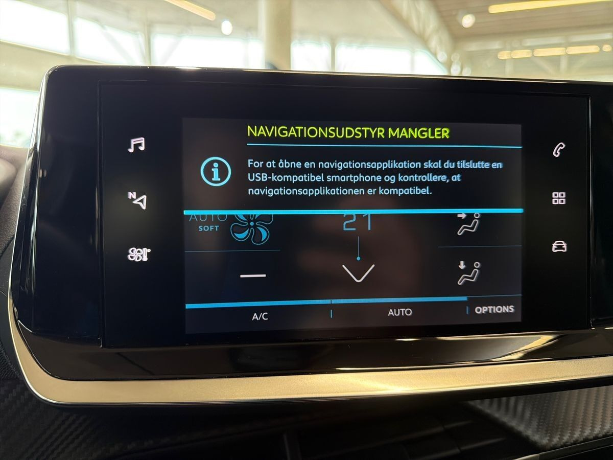 Gul Peugeot e-208 fra 2023