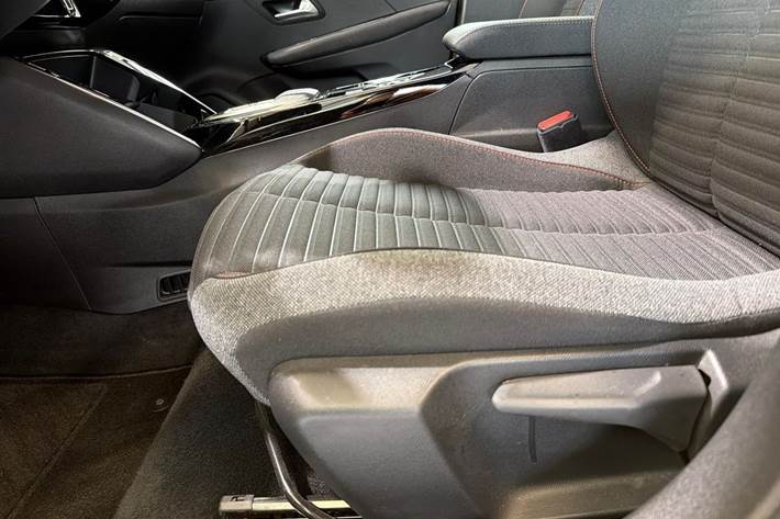 Gul Peugeot e-208 fra 2023