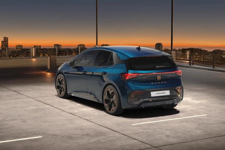Blå Cupra Born fra 2022