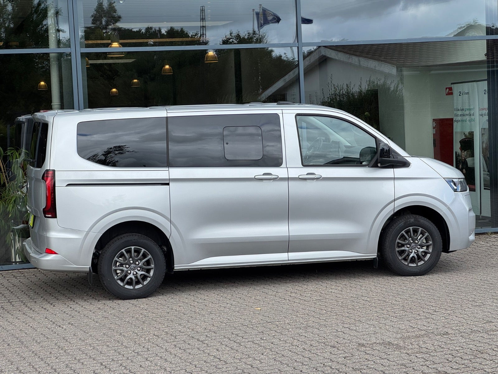 Sølv VW e-Caravelle fra 2025