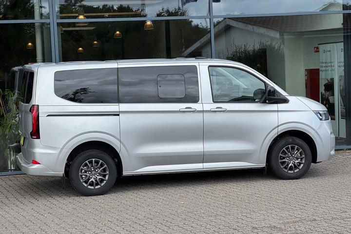 Sølv VW e-Caravelle fra 2025