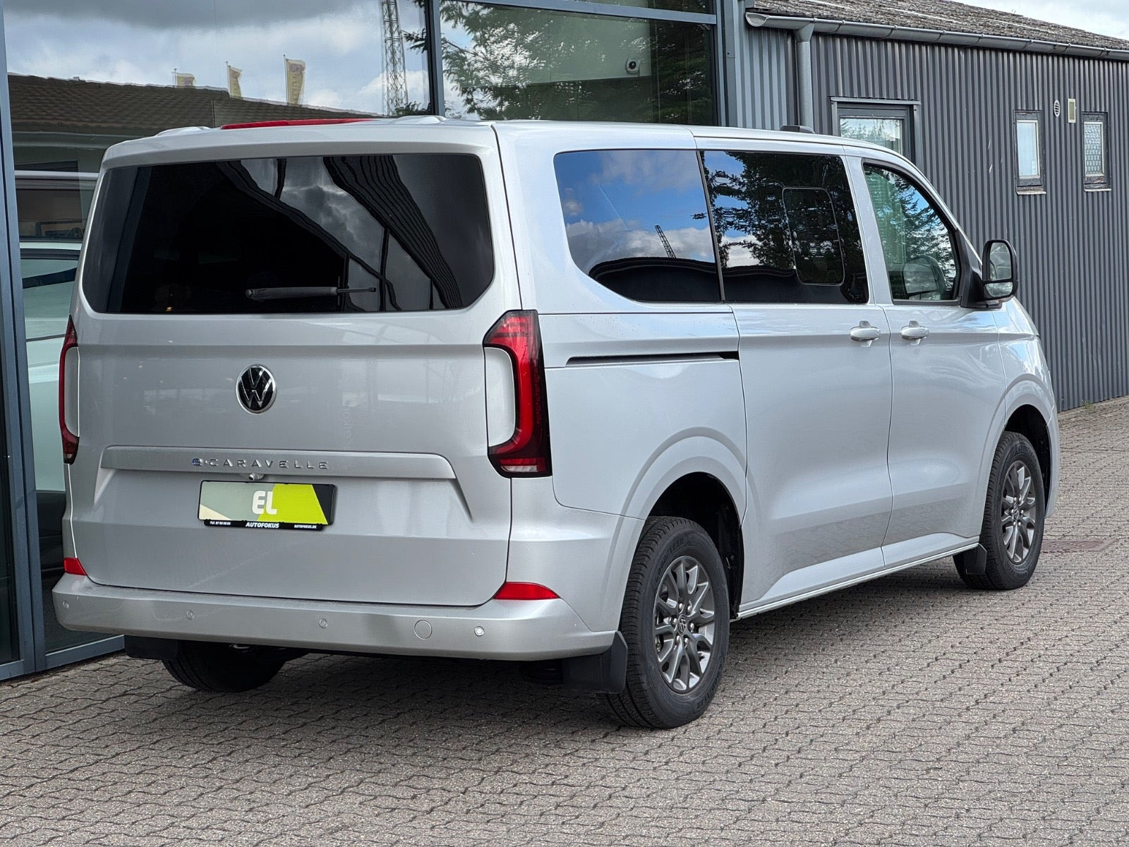 Sølv VW e-Caravelle fra 2025