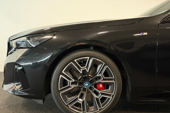 Sort BMW i5 fra 2024