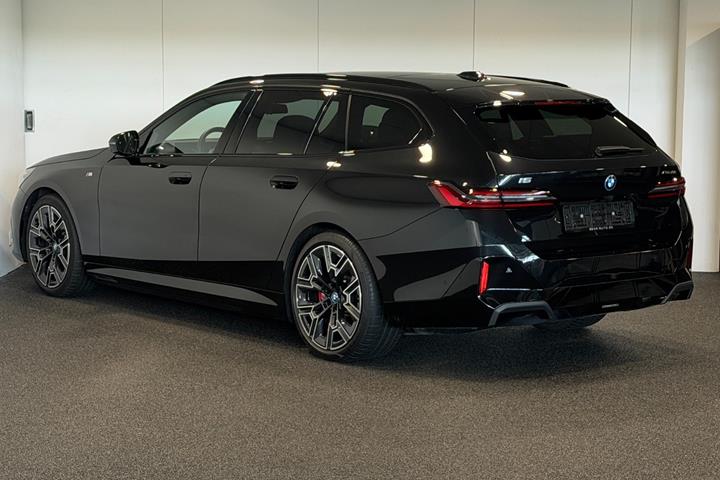 Sort BMW i5 fra 2024