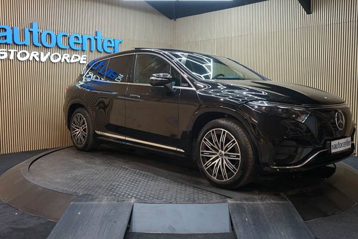 Sort Mercedes EQS450+ SUV fra 2023 set udefra
