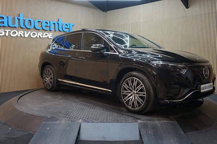 Sort Mercedes EQS450+ SUV fra 2023 set udefra