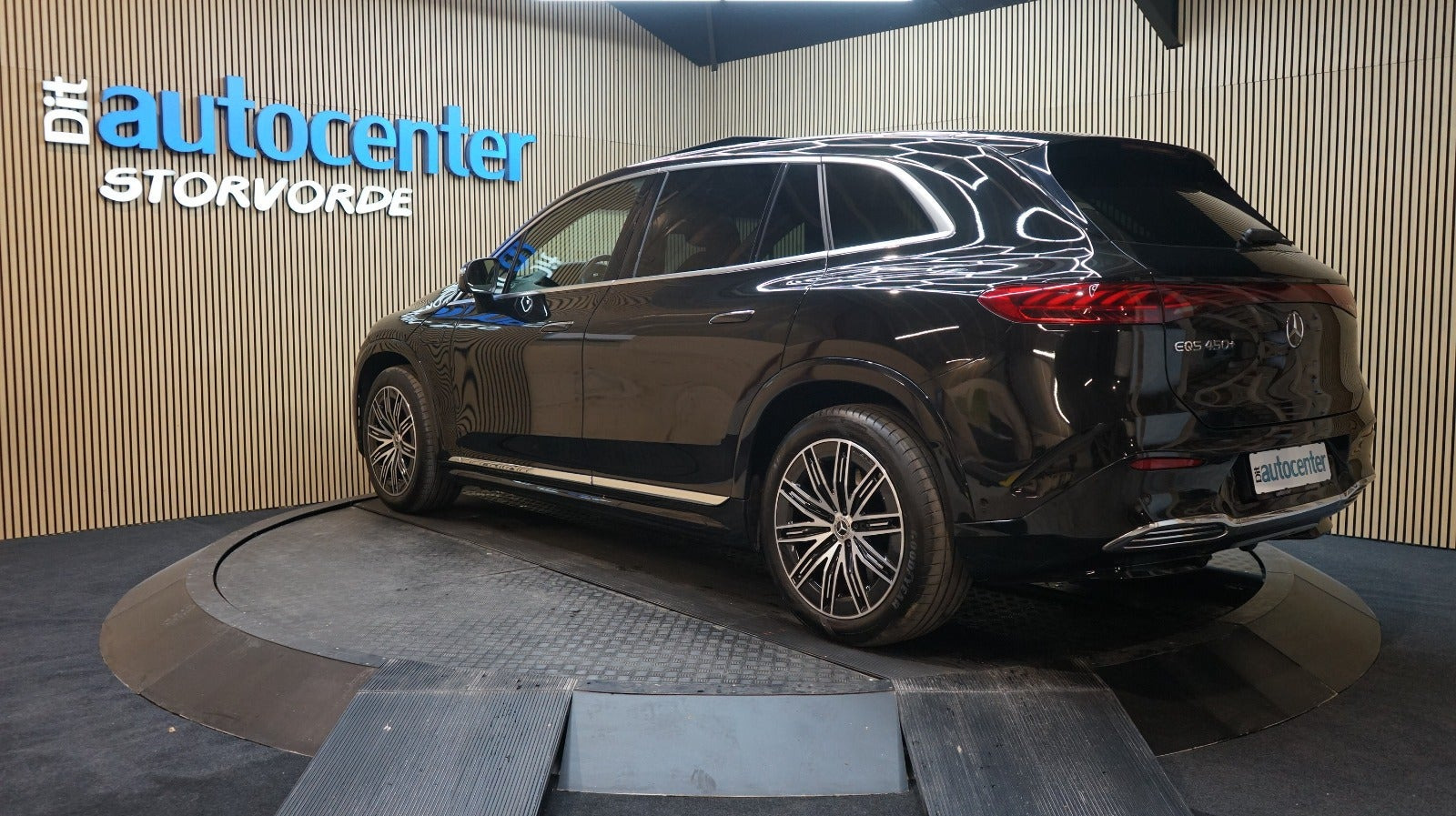 Sort Mercedes EQS450+ SUV fra 2023