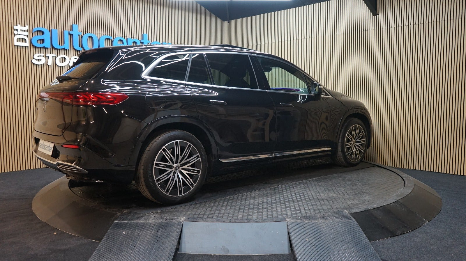 Sort Mercedes EQS450+ SUV fra 2023