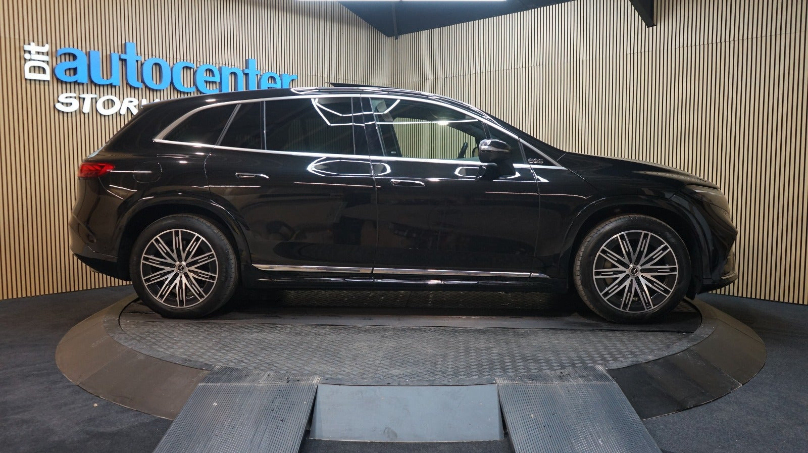 Sort Mercedes EQS450+ SUV fra 2023