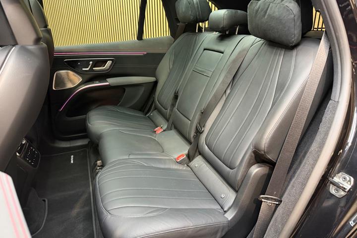 Sort Mercedes EQS450+ SUV fra 2023