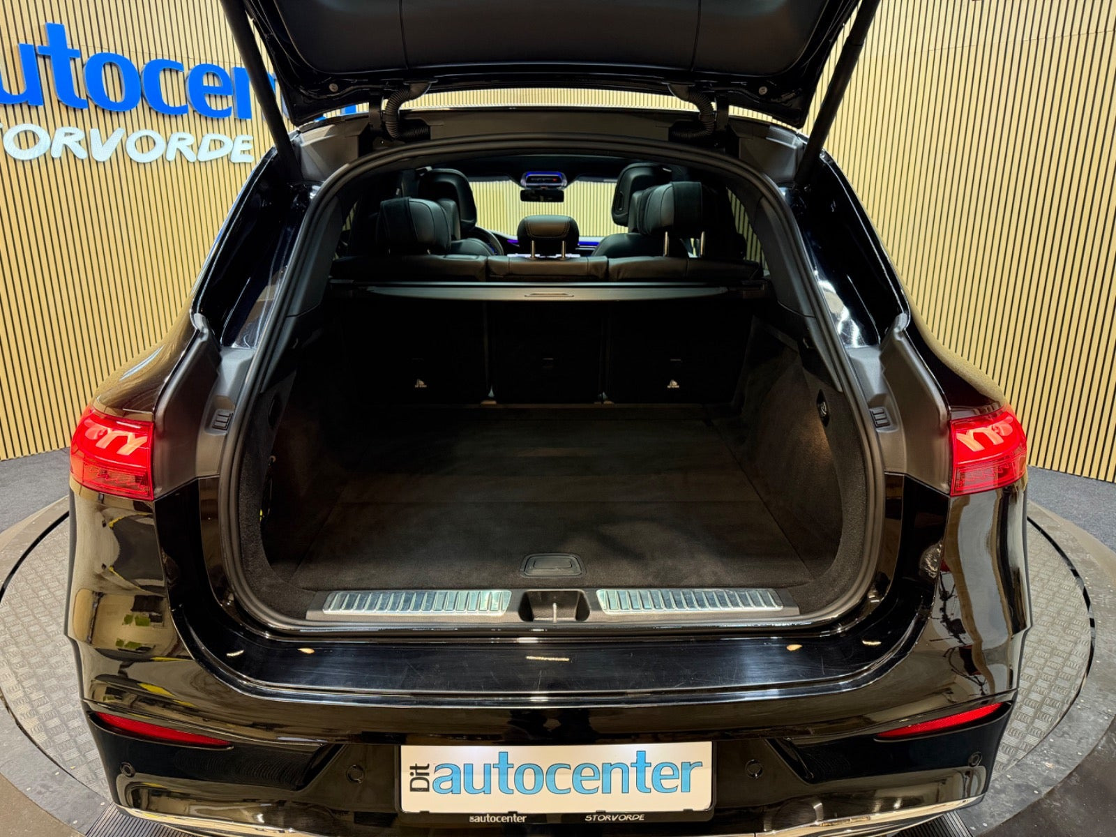 Sort Mercedes EQS450+ SUV fra 2023