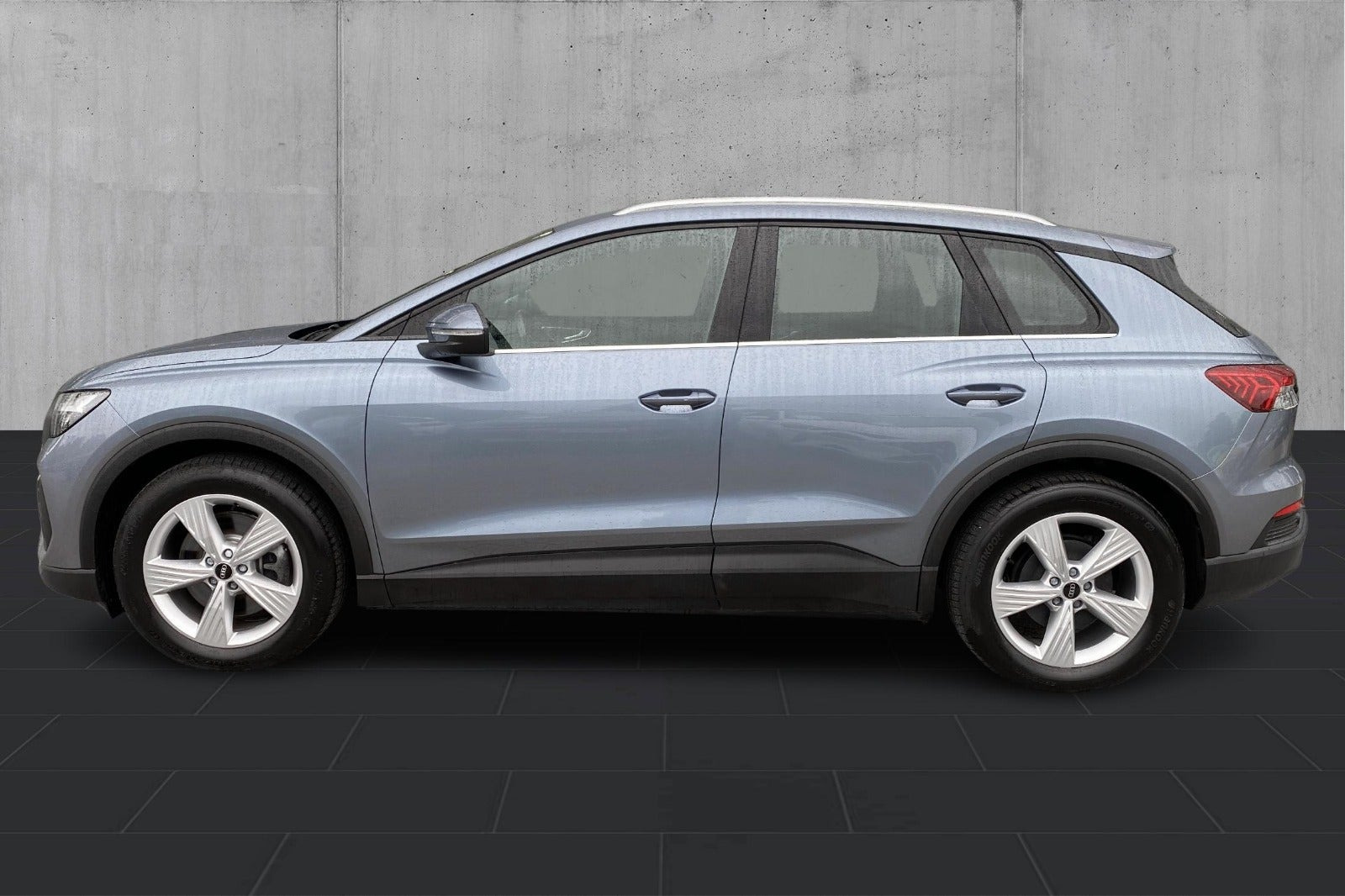 Grå Audi Q4 e-tron fra 2024