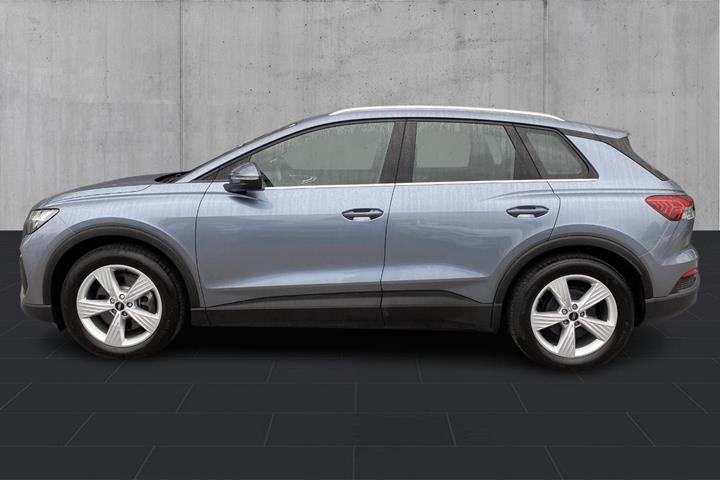 Grå Audi Q4 e-tron fra 2024