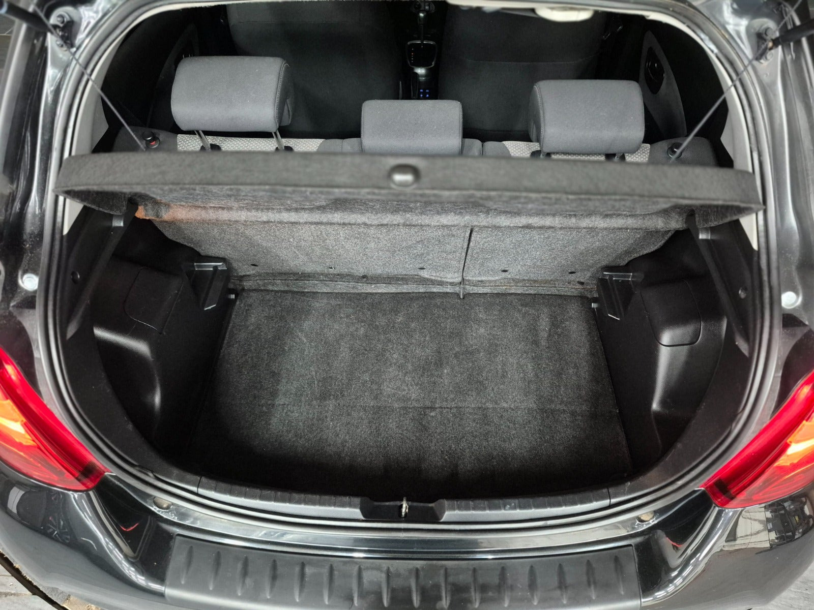 Sort Toyota Yaris fra 2015