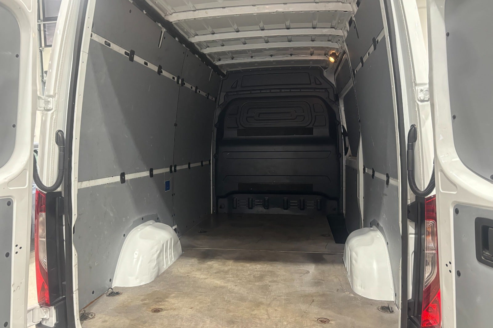 Hvid Mercedes Sprinter 317 fra 2024