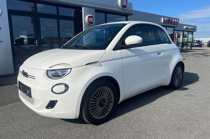 Hvid Fiat 500e fra 2023 set udefra