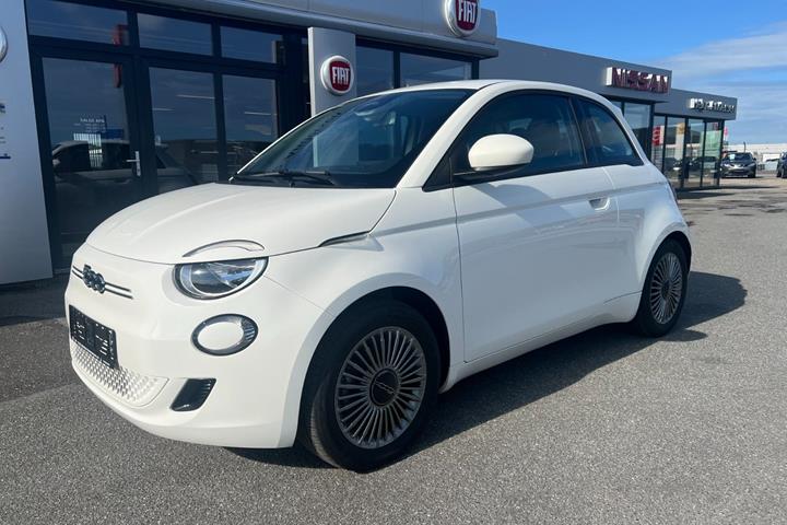 Hvid Fiat 500e fra 2023 set udefra