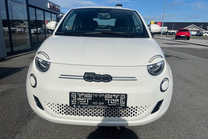 Hvid Fiat 500e fra 2023