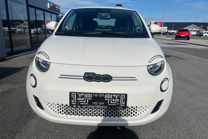 Hvid Fiat 500e fra 2023