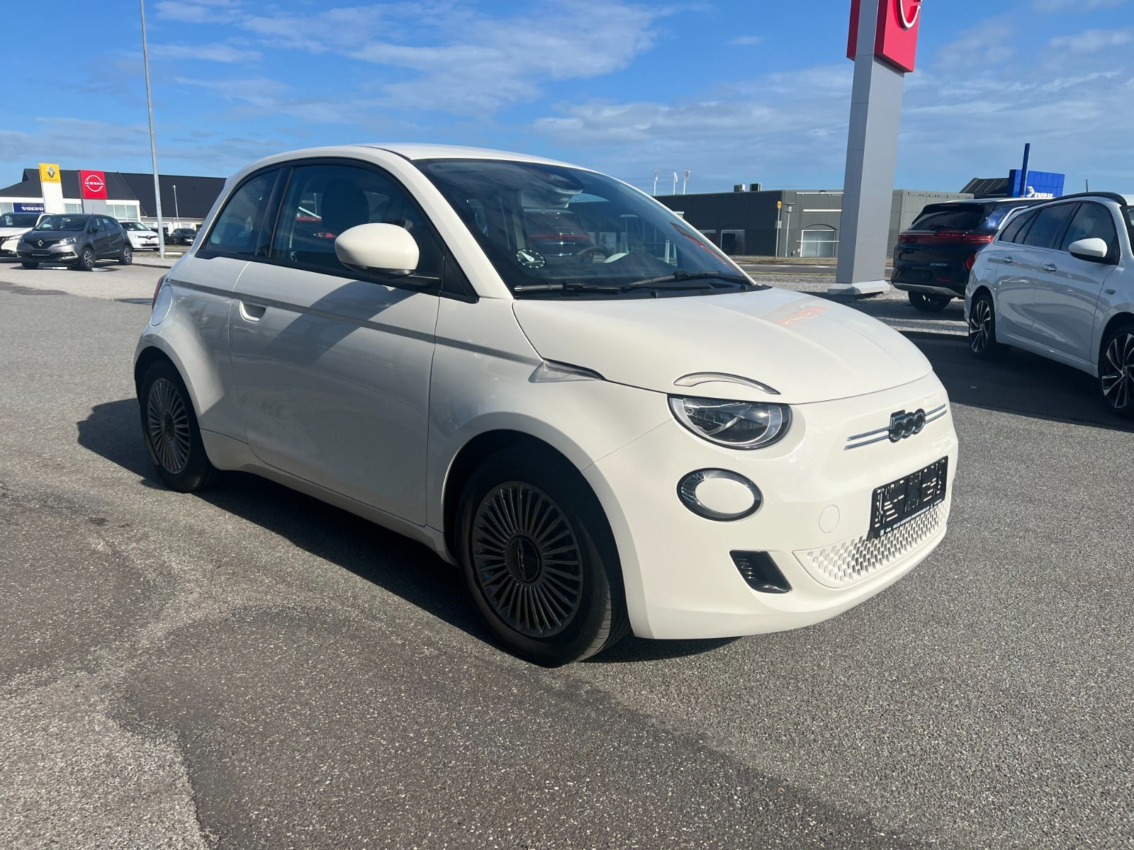Hvid Fiat 500e fra 2023