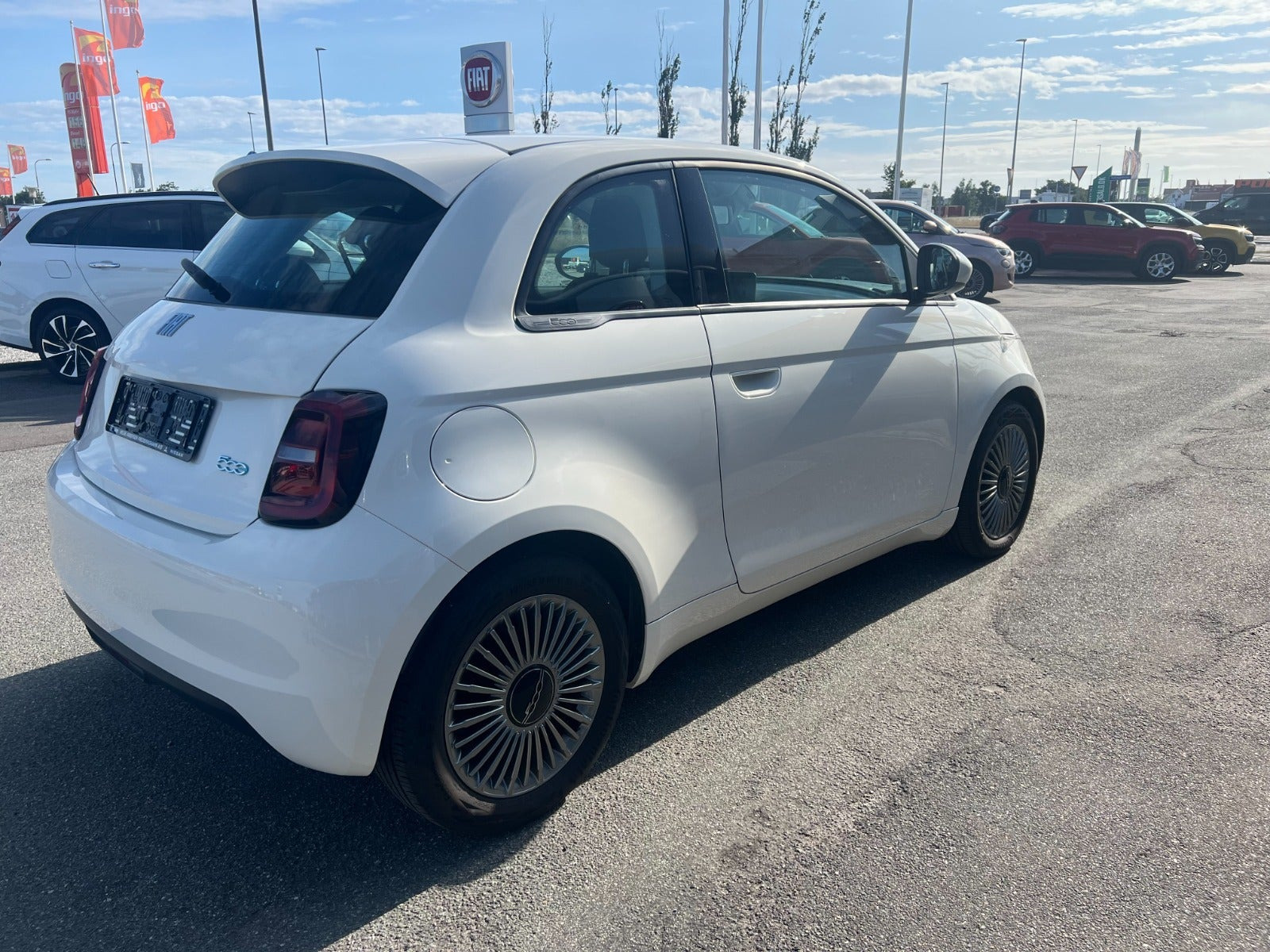 Hvid Fiat 500e fra 2023