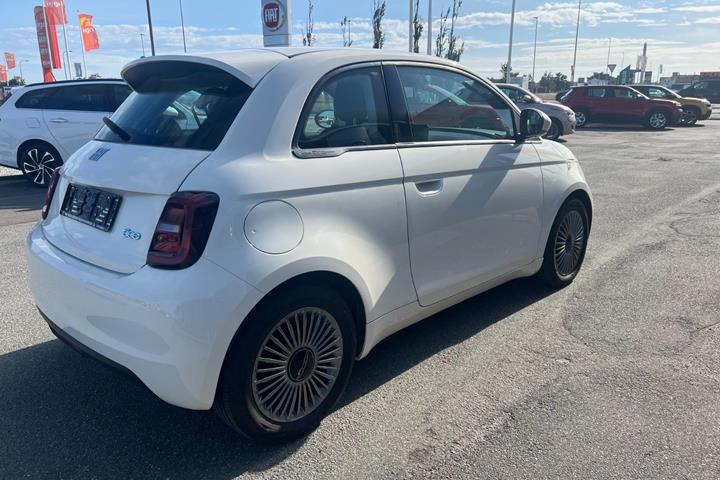 Hvid Fiat 500e fra 2023